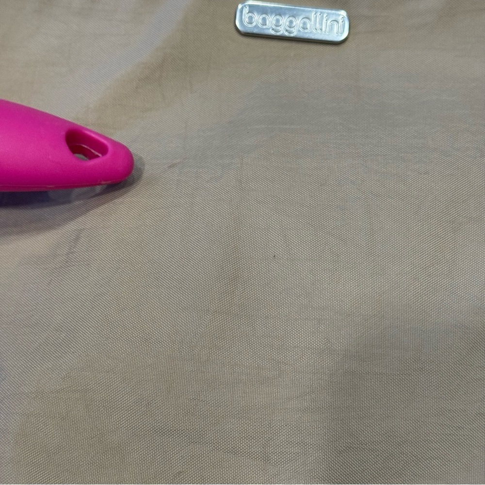 Baggallini Beige crossbody FLAW - Picture 12 of 12
